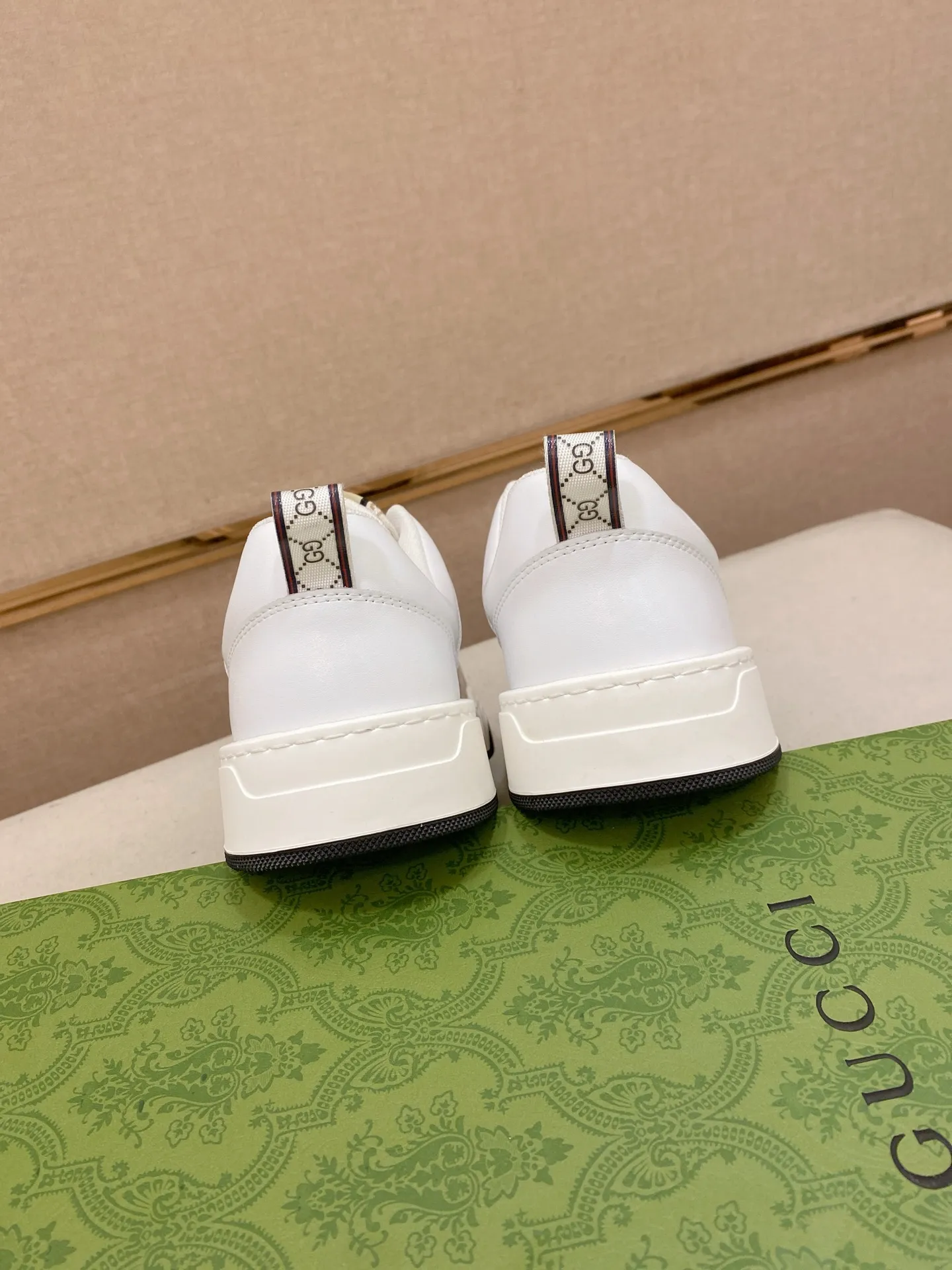 Men's shoes 💰 420 💰 High-quality new GUCCI counters are launched simultaneously. The new men's shoes, 😘fabrics are selected from imported cowhide, and the lining is sheepskin lining. 👍🏿 High-end ☄️ air-cushion molded anti-slip rubber outsole, exquisite lines, simple and elegant, comfortable and high-end for leisure travel. Code number: 38 to 44 (45 can be customized and cannot be returned or exchanged)